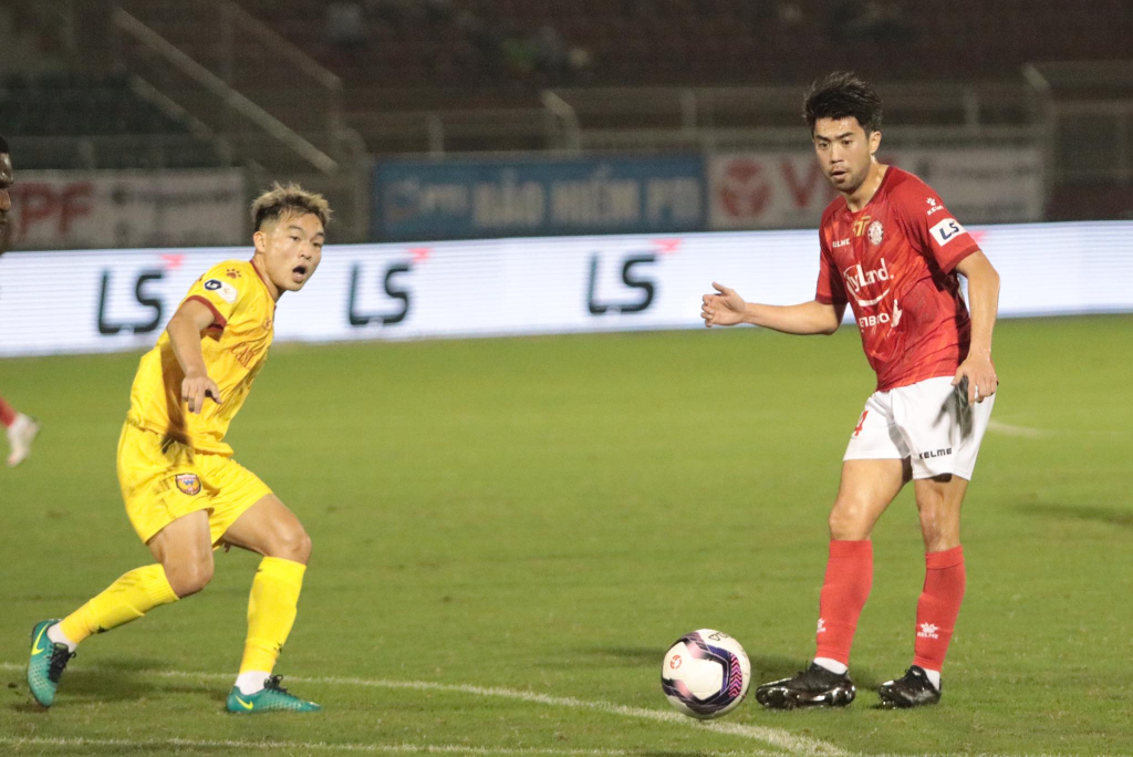 co-lee-nguyen-clb-tphcm-van-xoang-o-vleague1