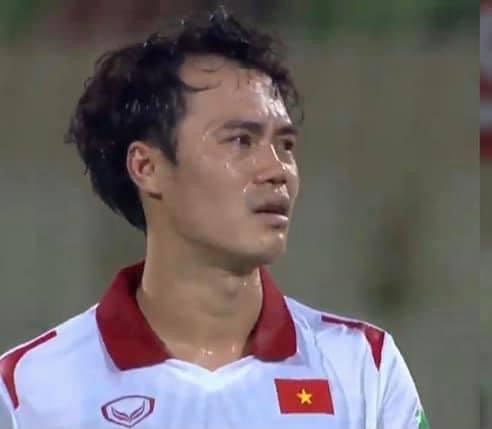 Xót xa hình ảnh Thanh Bình, Văn Toàn... bật khóc nức nở sau trận thua cay đắng trước Trung Quốc