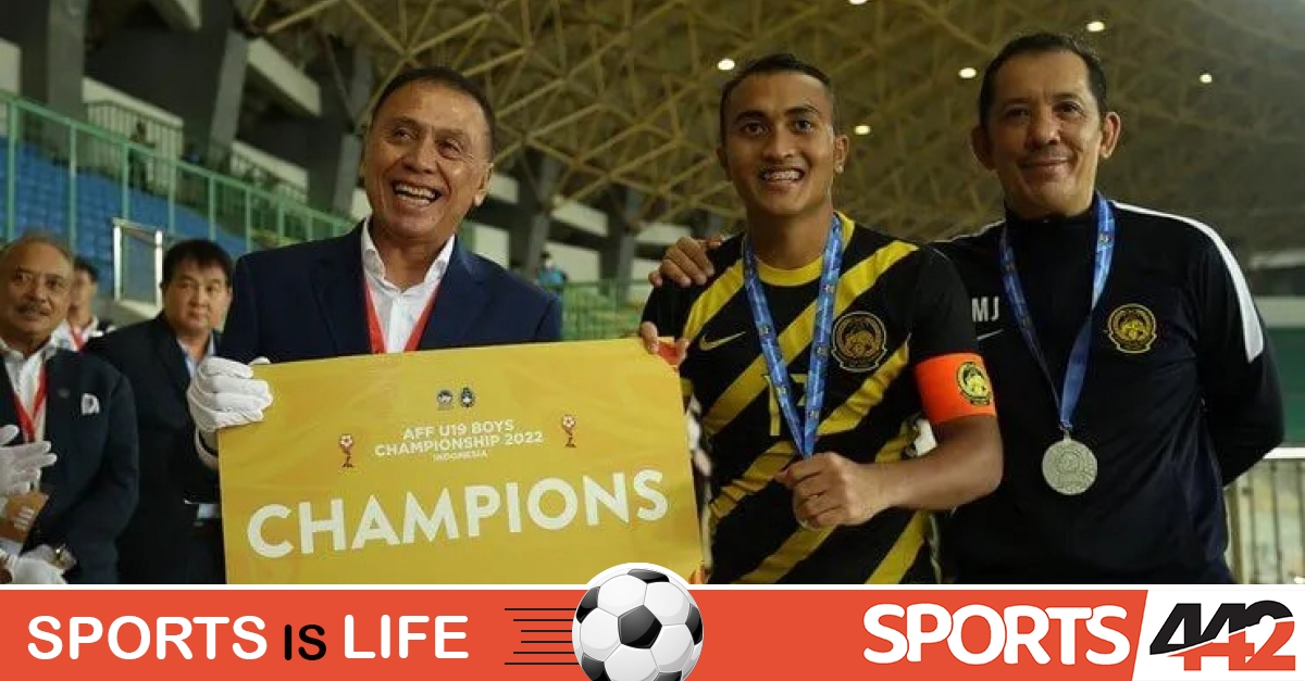 Aysar-Hadi-menerima-plakat-juara-Piala-AFF-U-19-2022-Facebook-FA-Malaysia-Official