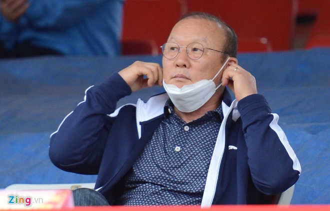 Park Hang-seo attended the Hai Phong match against Quang Nam in the second round of V-League 2020. Photo: Zing