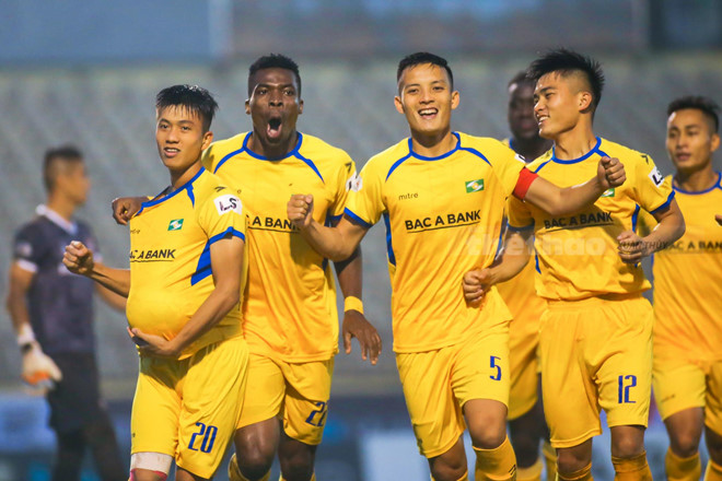 Phan Van Duc celebrated his goal against Binh Duong