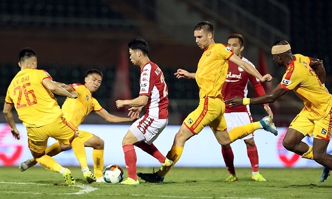 HCMC FC (red and white) play Thanh Hoa in a V. League 1 match in the empty Thong Nhat Stadium in HCMC, March 15, 2020. Photo by VnExpress