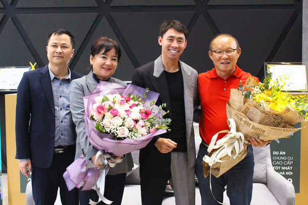 Coach Park Hang Seo and his wife Choi Sang A in the signing ceremony to buy a new home