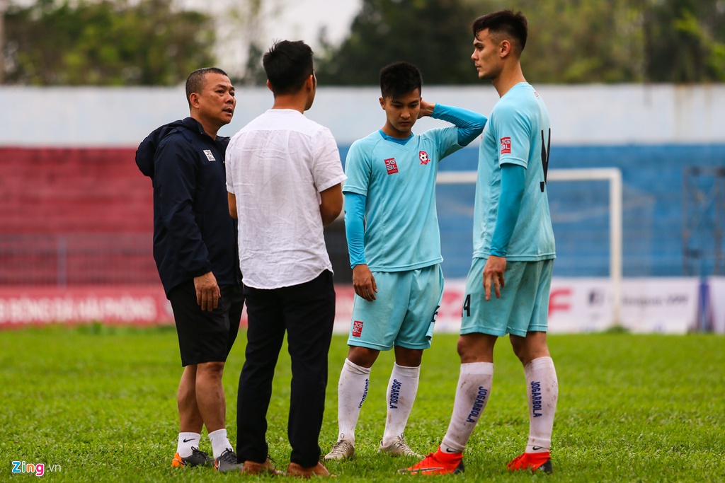 Coach Pham Anh Tuan reminds Martin Lo and Adriano. Photo: Zing