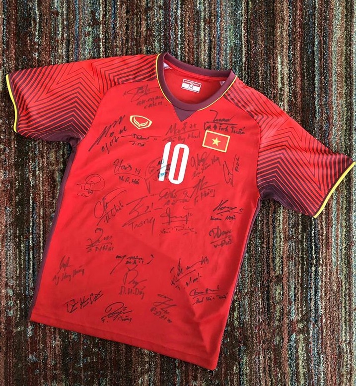 Van Quyet's shirt was auctioned for up to VND 50 million.