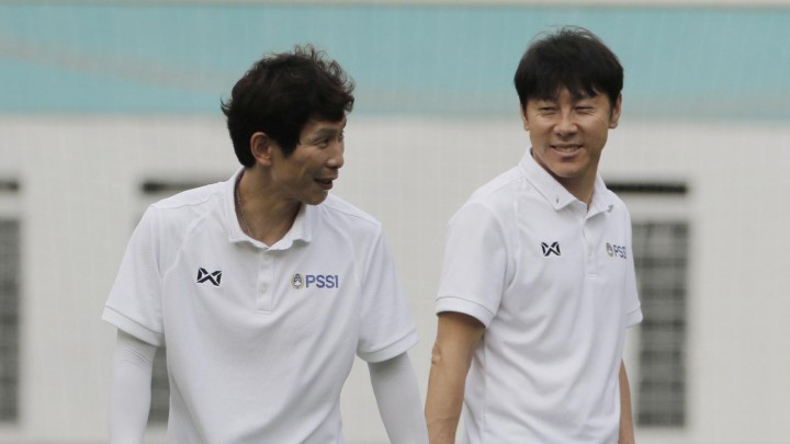 Coach Gong Oh-kyun (left) and coach Shin Tae-yong