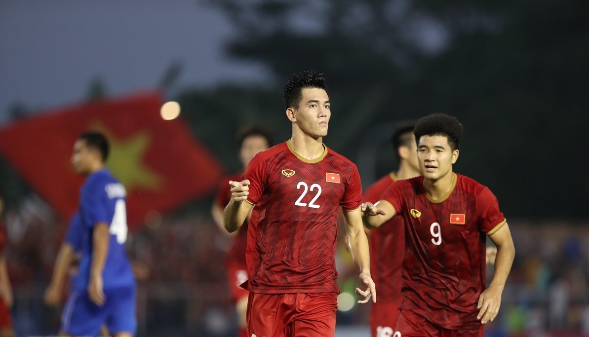 Park is still struggling to find more backup strikers for Tien Linh (22) and Duc Chinh (9) 