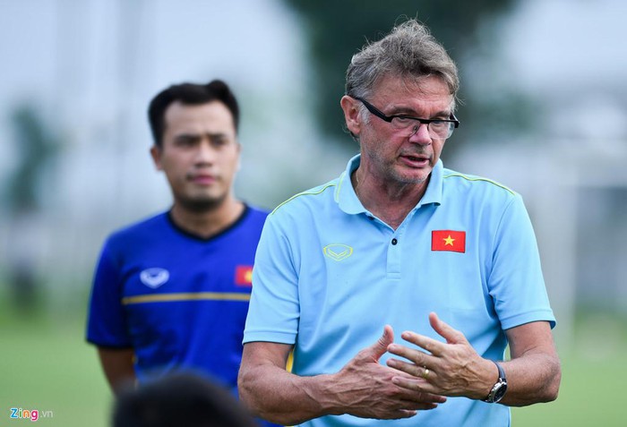 Coach Troussier will focus on his duties at Vietnam U19 team.