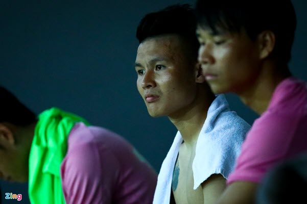 Quang Hai and his teammates in Hanoi FC were bored when the game was delayed because of heavy rain. Photo: Zing