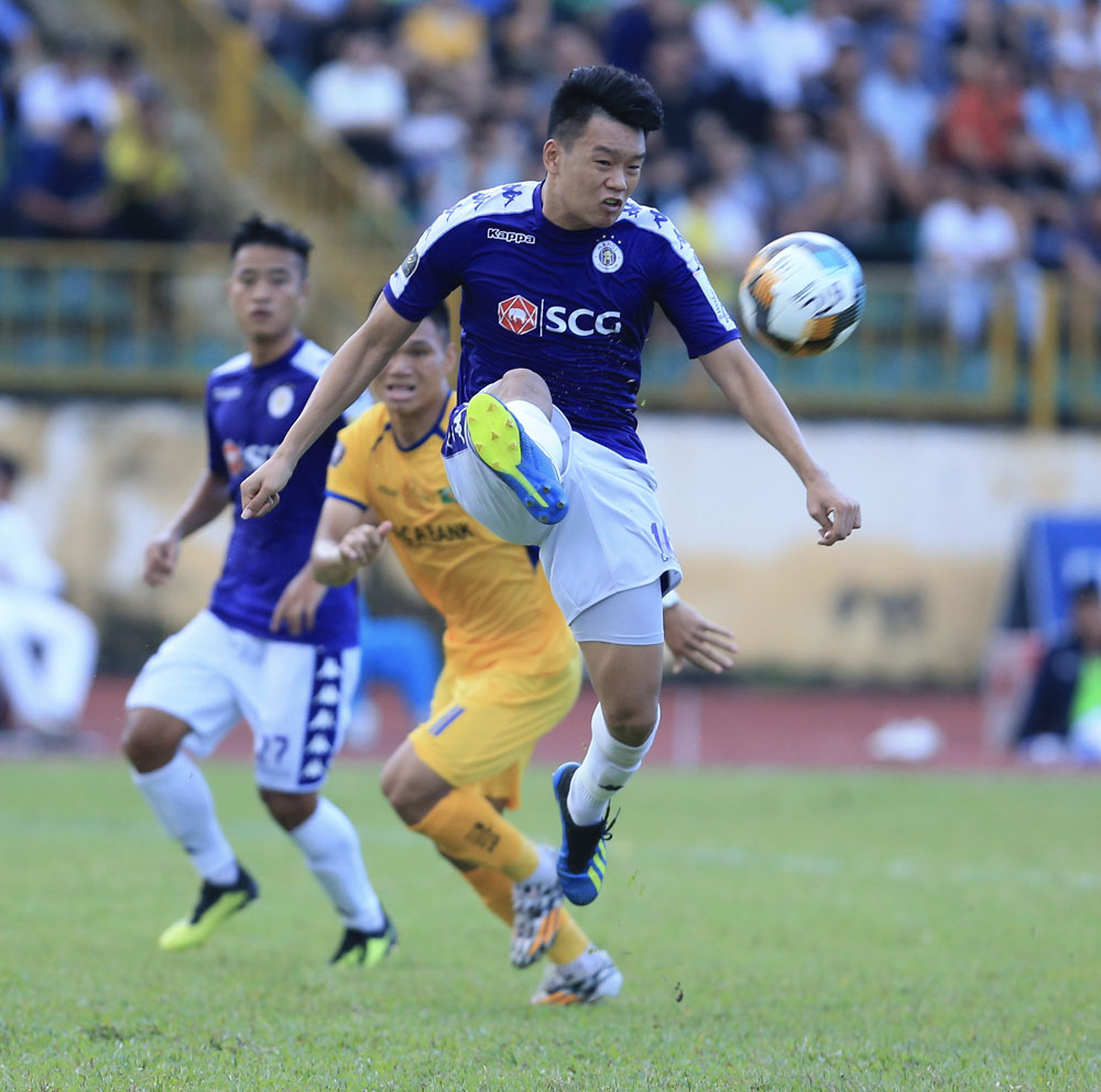Nguyen Thanh Chung is the only center-back to play at the moment.