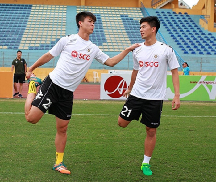 Duy Manh and Dinh Trong are practicing recovery at the PVF center