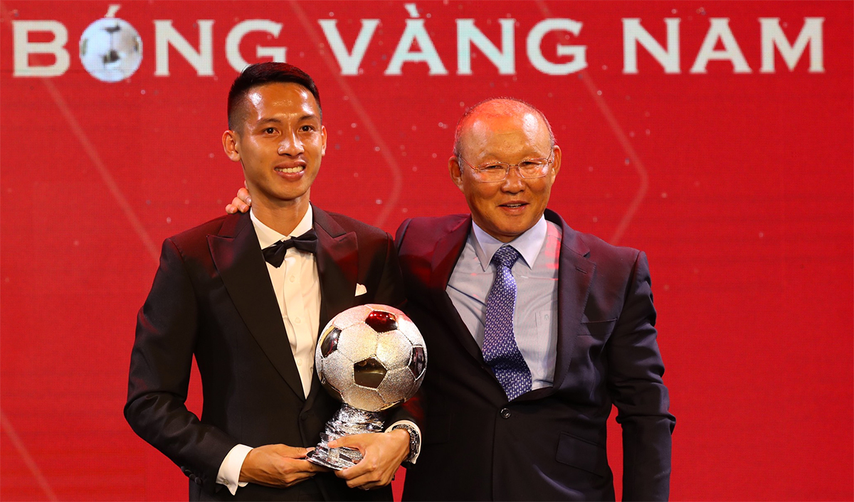 Coach Park Hang-seo hands over the Golden Ball to Hung Dung