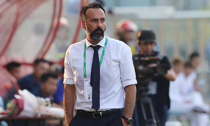 Fabio Lopez in his last game coaching Thanh Hoa FC. 
