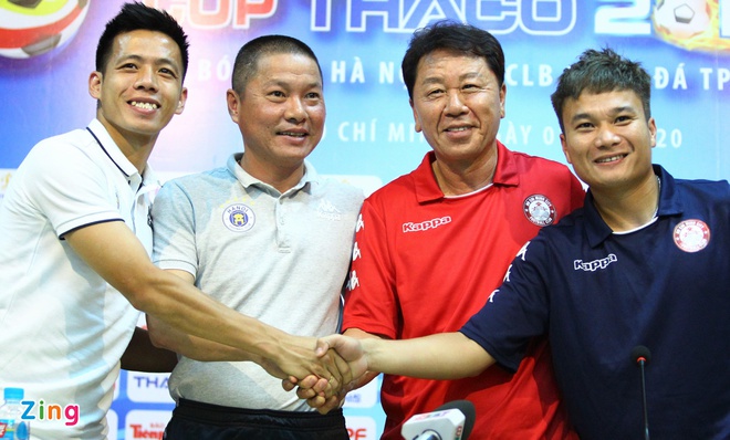 Coach Chu Dinh Nghiem (second from the left) helps Hanoi Club to bring back 3 V.League championships in the last 4 years.  