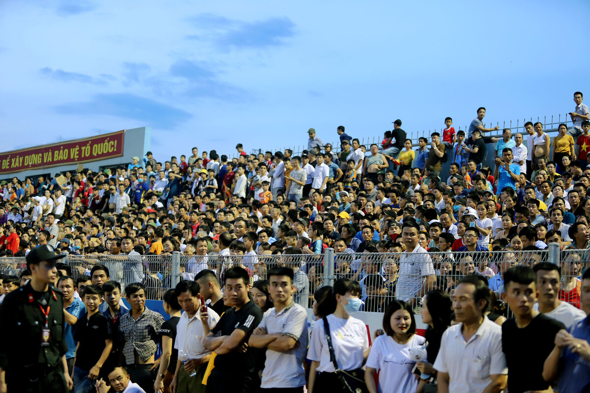 In the 67th minute, the stadium went silent as Dung opened the score for Hanoi FC. As the game headed to its close, tense Ha Tinh fans stood up, hoping their team will equalize.