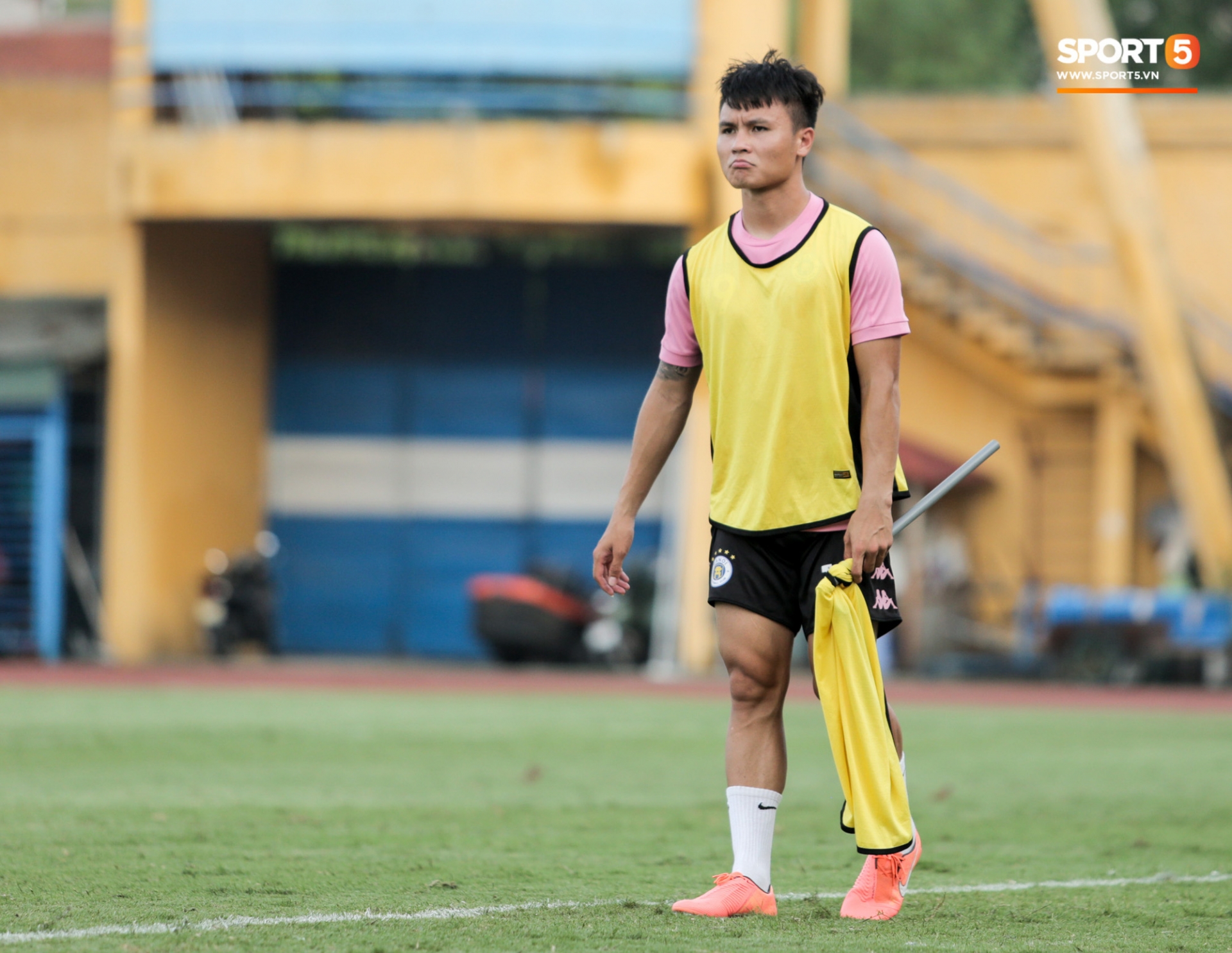  Quang Hai was assigned to act as a lineman in the opposing kick of the team. The 23-year-old midfielder is equipped with a homemade flag to do the task.