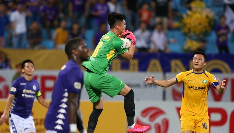 Goalkeeper Van Hoang played stably in SLNA's goal against the Hanoi club.