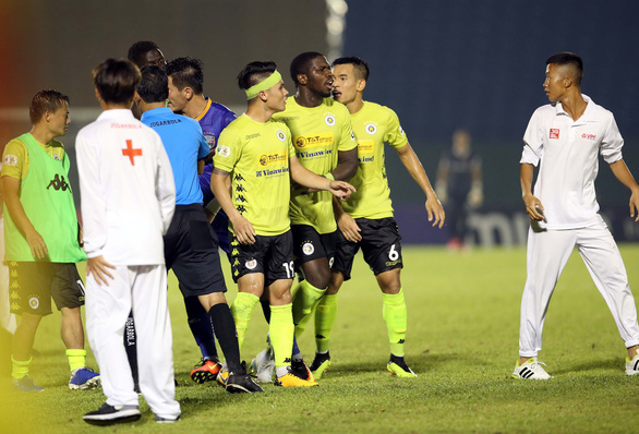 Quang Hai and his team fight with medical staff