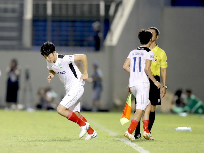 The moment Xuan Truong replaced Tuan Anh to officially return to the pitch