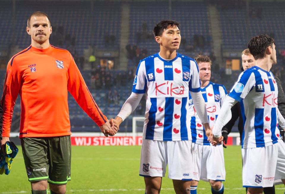 Heerenveen fans want Van Hau to stay.