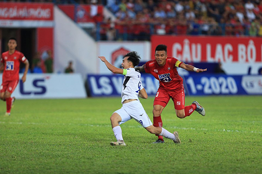 Van Toan was pulled down by Manh Hung in the penalty area