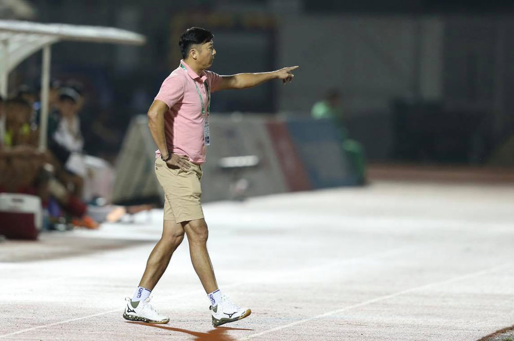 Coach Le Huynh Duc is not satisfied with the referee