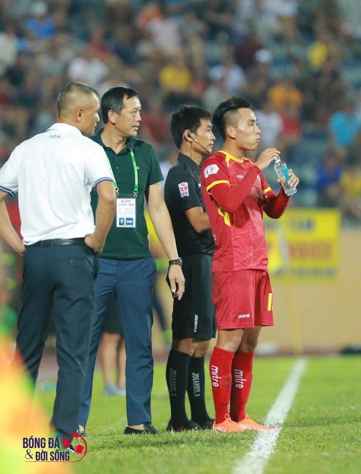 The referee replaced Van Lam by Tuan Tai