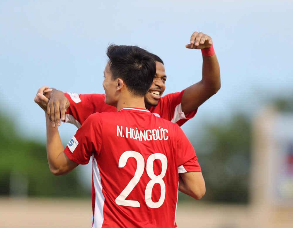 Hoang Duc and his teammates excelled in the 7th round. Photo: VPF