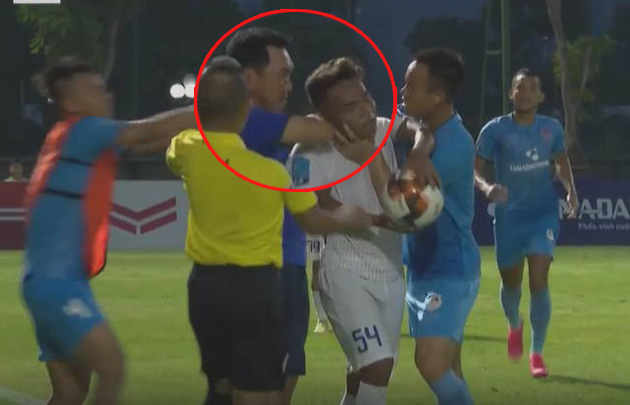 Coach Hien Vinh strangled and elbowed defender Van Huy of An Giang.