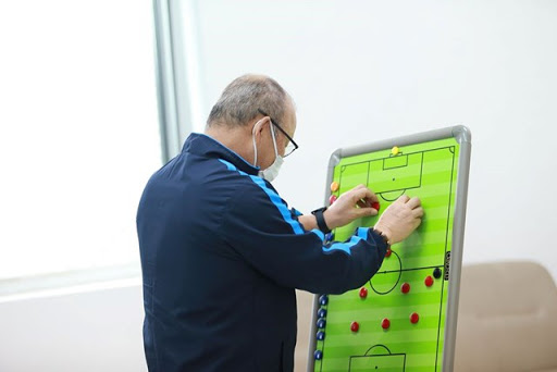 Park Hang-seo in the strategy meeting to find ways to refresh the Vietnamese team