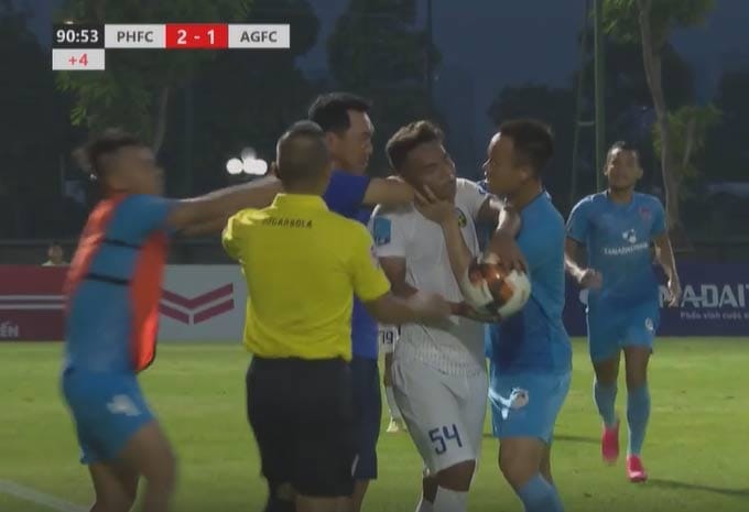 Coach Hua Hien Vinh strangled Van Huy.