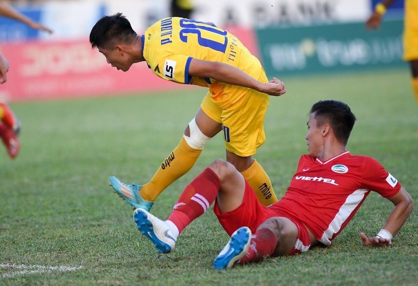Que Ngoc Hai got injured in an attempt to neutralize Phan Van Duc