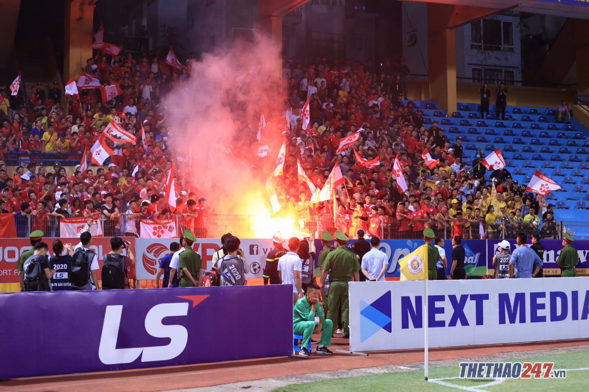 Hai Phong fans burns flare sticks on Hang Day Stadium. Photo: Van Hai
