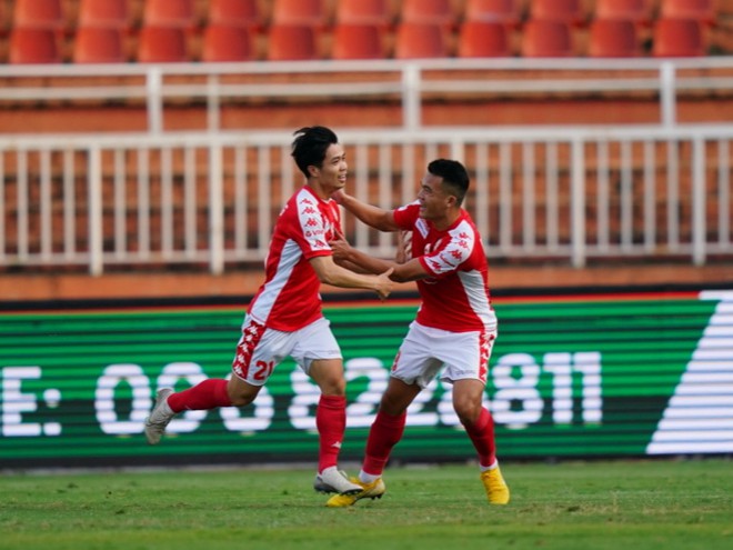 Cong Phuong (left) with Ho Chi Minh City before the opportunity to win Hanoi in the 11 round V-League 2020