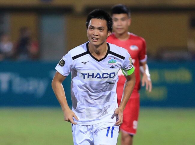 Tuan Anh received a special honor after setting up a superb goal ...