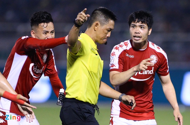  Cong Phuong reacted to the referee in the battle of Hanoi  