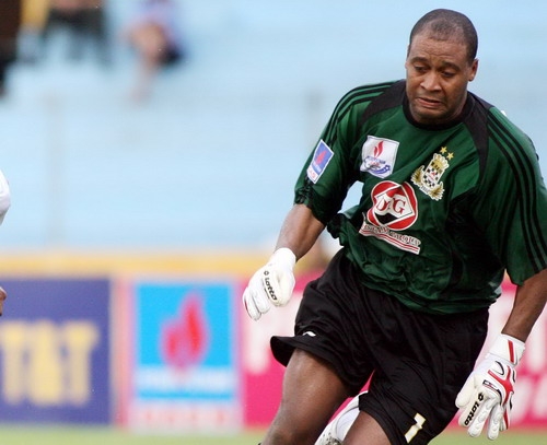 Goalkeeper Phan Van Santos while playing in the V-League