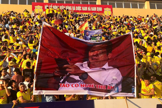 Nam Dinh fans hang pictures of protesting Mr. Duong Van Hien