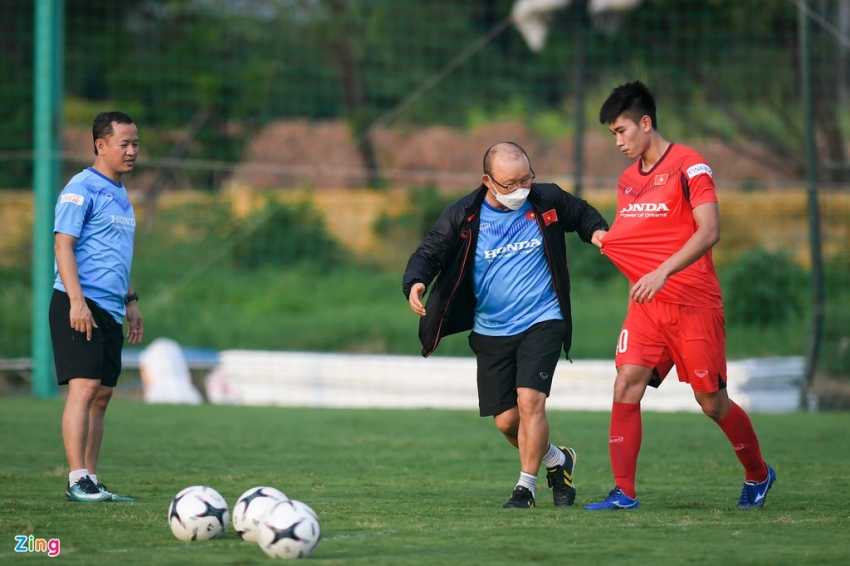 Park Hang-seo instructs the two strikers to finish.  