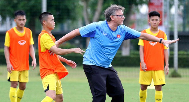 Coach Troussier lets U19 Vietnam train very late.
