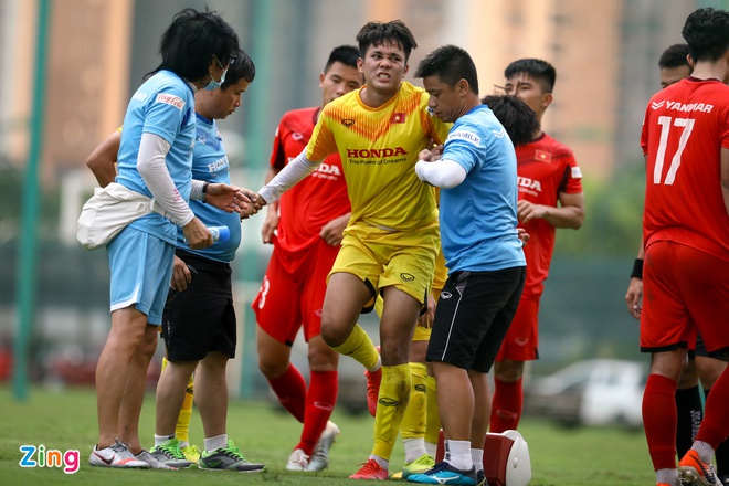 Minh Binh left the field in pain (photo: Zing)
