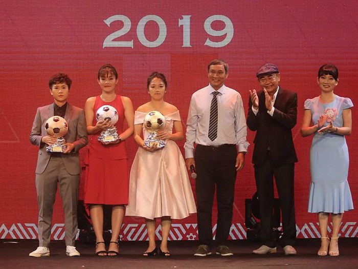 Tuyet Dung and Huynh Nhu at the award ceremony of Vietnam Golden Ball 2019