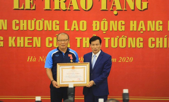 Park Hang-seo and Minister of Culture - Sports - Tourism Nguyen Ngoc Thien.