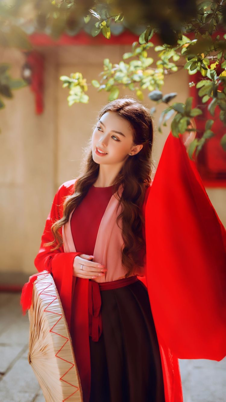 ban gai bui tien dung mac ao dai