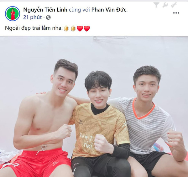 Tiến Linh tay trong tay 'hẹn hò' cùng ngôi sao Jack ngày ...