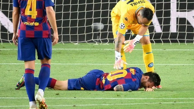 Messi đau đớn trong trận gặp Napoli