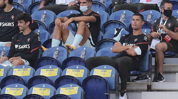 ronaldo-warned-for-not-wearing-a-mask-in-the-stands-800x445-1599362319029137361431