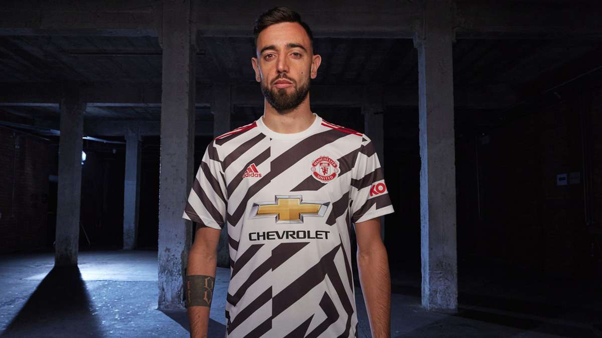 bruno-fernandes-manchester-united-third-kit-2020-21_1wb3imxindoag139mrde1n3a13