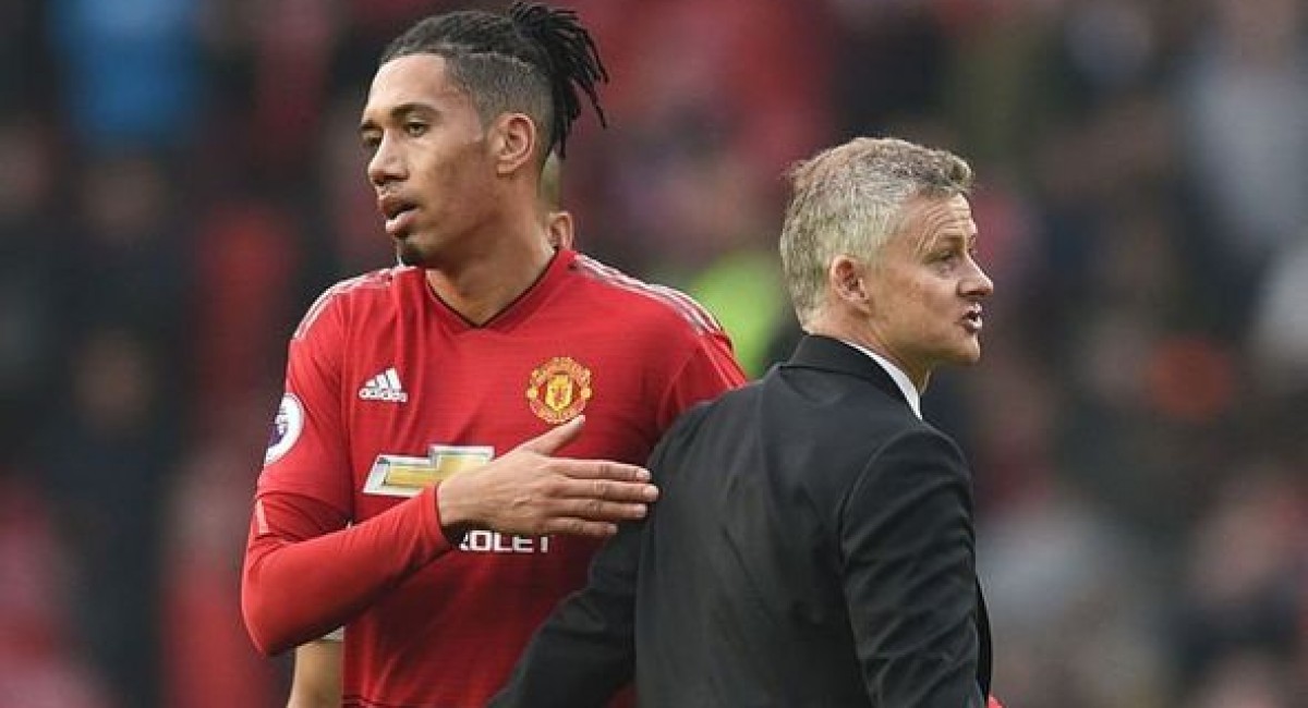 man-utd-manager-ole-gunnar-solskjaer-and-chris-smalling-at-odds-over-roma-transfer-1175028-145551