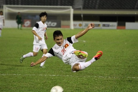 Quang-Hai-tung-khoac-ao-U19-Viet-Nam-nam-2014